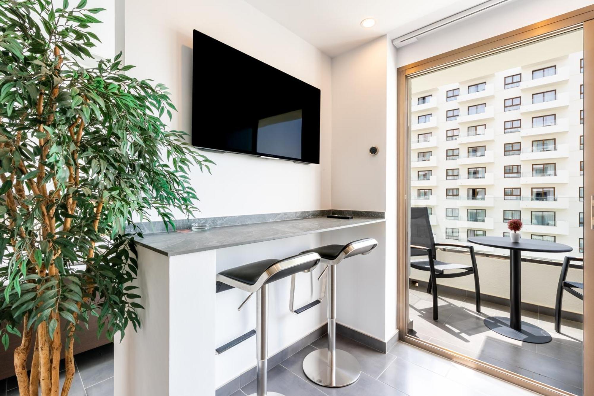 Wintowinrentals Executive Apt In Ocean House Complex Torremolinos Bagian luar foto